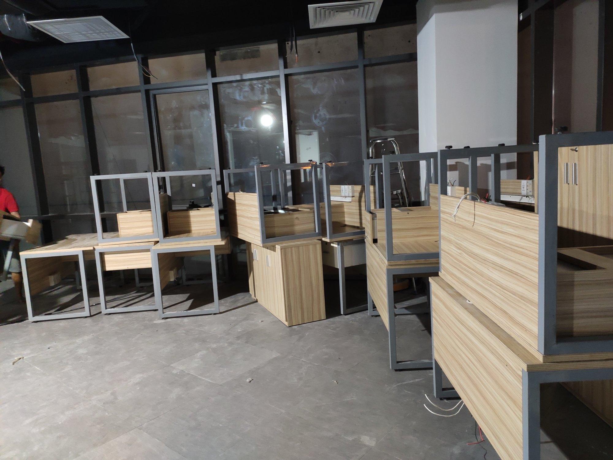 NHẬN THẦU THÁO RÁP BÀN TỦ VĂN PHÒNG SỐ LƯỢNG LỚN: CAM KẾT TIẾN ĐỘ, ĐẢM BẢO NGUYÊN VẸN 100%